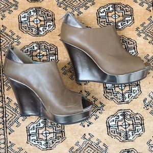 Leather wedges tan and chrome